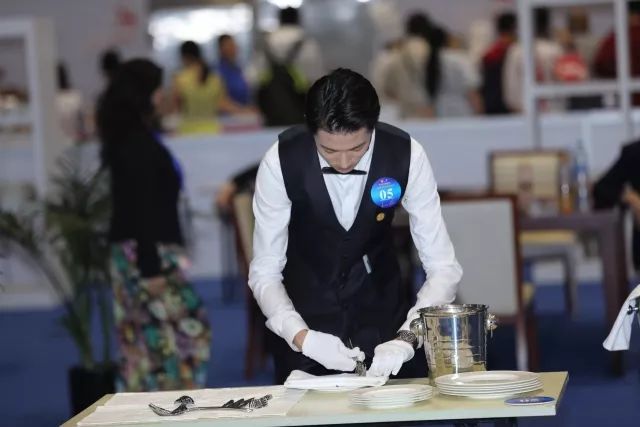 技藝精湛展風采，服務卓越贏未來——上海市商貿旅游學校選手在第45屆世界技能大賽全國選拔賽中榮獲餐廳服務項目銀牌